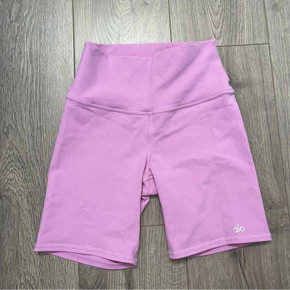Alo High Waist Biker Shorts Lilac Airbrush Size XS - Picture 2 of 4